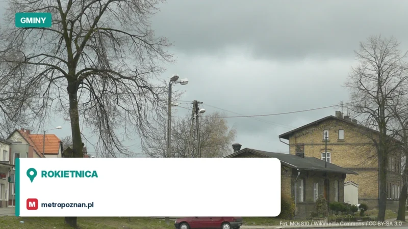 Centrum Rokietnicy: ceglane domy przy ulicy, drzewa i latarnie