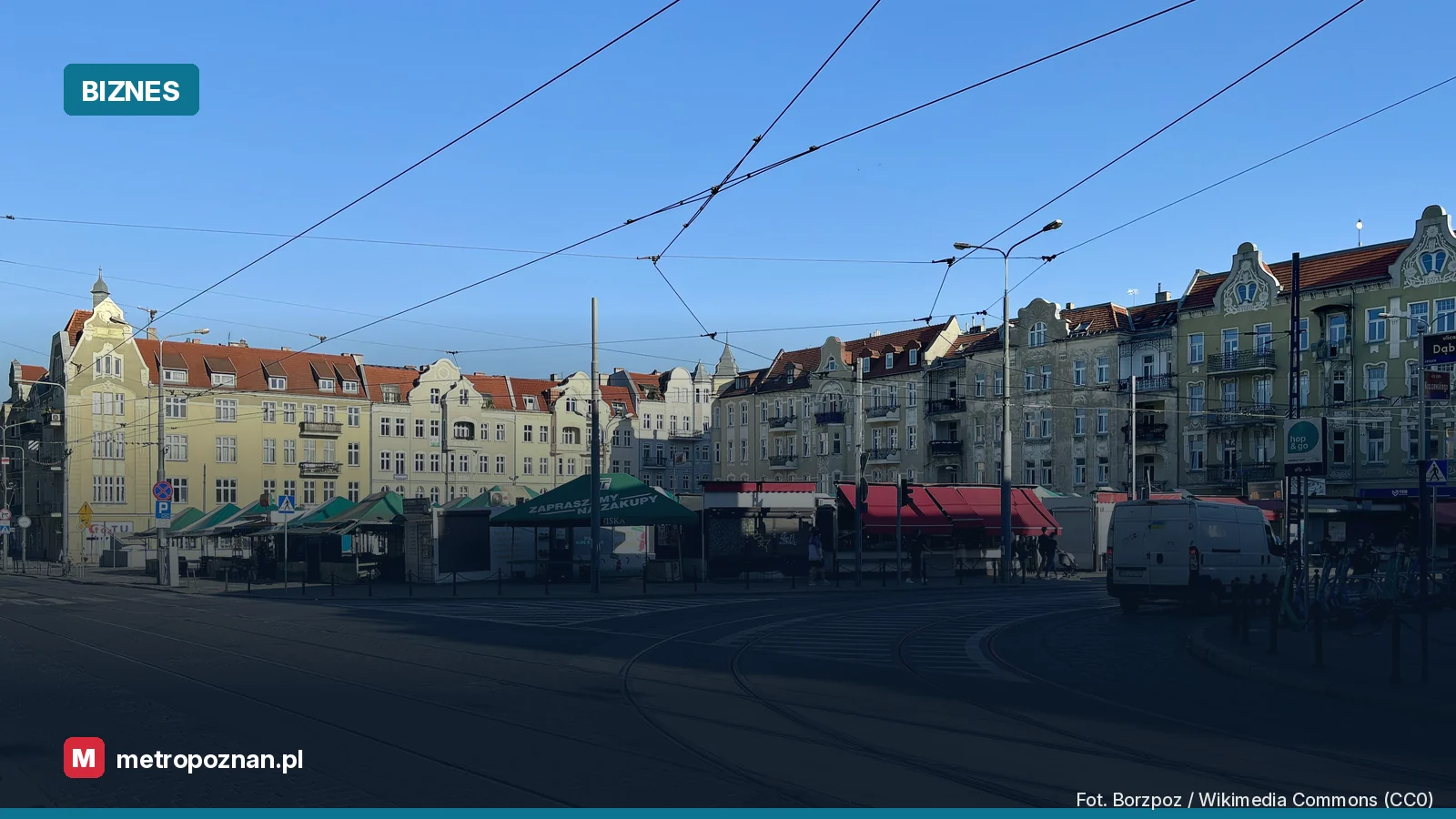 Rynek Jeżycki w Poznaniu: stragany i pawilony targowiska przy ul. Dąbrowskiego, w tle kamienice